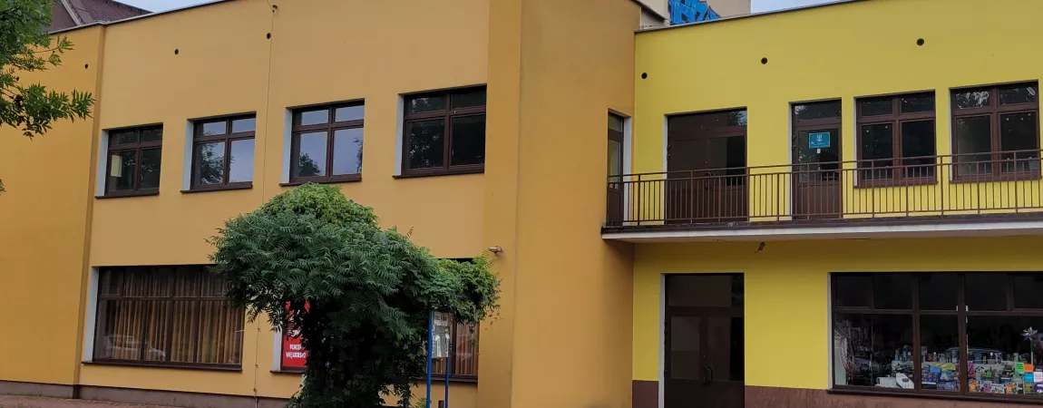 Na zdjęciu budynek usługowy w Białobrzegach gmina Nieporęt gdzie znajduje się lokal do wynajęcia