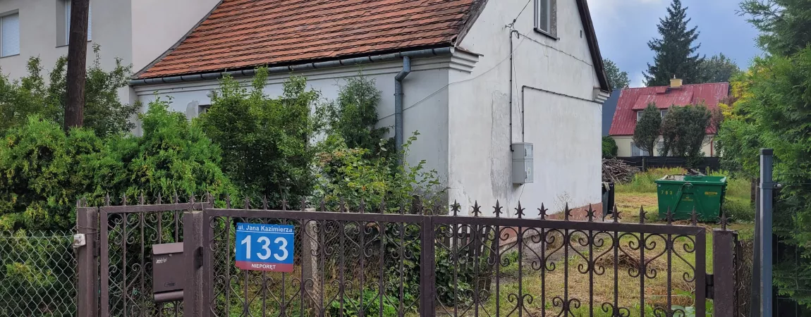Na zdjęciu dom i działka gminna znajdujące się w Nieporęcie wystawiona do sprzedaży 