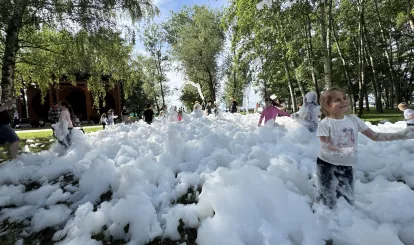 Na zdjęciu dzieci bawiące się podczas Święta Gminy Nieporęt - piana party.