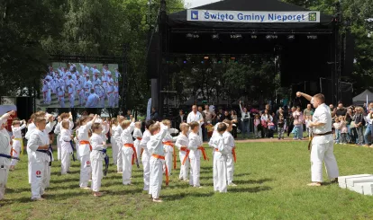 Pokaz karate w wykonaniu wychowanków Stowarzyszenia Sportów Walki Husarz podczas Święta Gminy Nieporęt