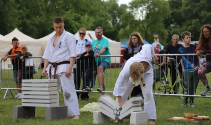Pokaz karate w wykonaniu wychowanków Stowarzyszenia Sportów Walki Husarz podczas Święta Gminy Nieporęt