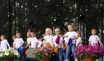 Występy sceniczne przedszkolaków podczas Święta Gminy Nieporęt.