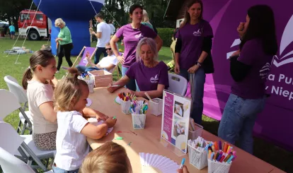Stoisko promocyjne Biblioteki Gminy Nieporęt - warsztaty dla dzieci - malowanie wachlarzy podczas święta gminy Nieporęt