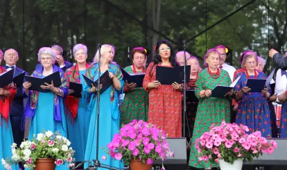 Występ chórów Echo Nieporętu oraz Młodzież 50+  podczas Święta Gminy Nieporęt.