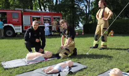 Pokaz pierwszej pomocy w wykonaniu druhów z OSP podczas Święta Gminy Nieporęt