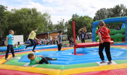 Dzieci bawiące się na dmuchanym placu zabaw podczas Święta Gminy Nieporęt.