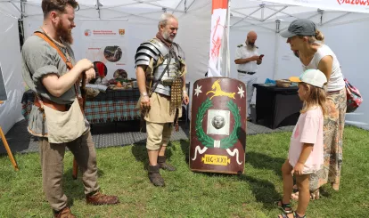 MazoPiknik w Nieporęcie - stoisko historyczne, osoby ubrane w stroje z epoki starożytnego Rzymu
