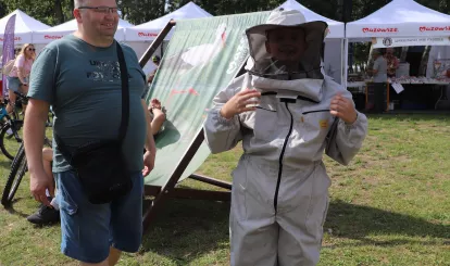 MazoPiknik w Nieporęcie - konkurs o pszczołach, chłopiec ubrany w strój pszczelarza