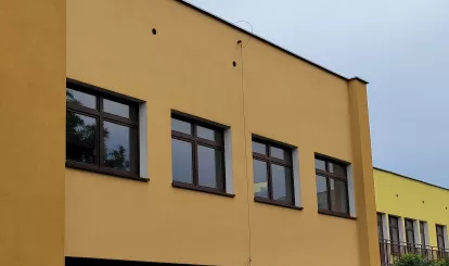 Na zdjęciu budynek usługowy w Białobrzegach gmina Nieporęt gdzie znajduje się lokal do wynajęcia