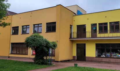 Na zdjęciu budynek usługowy w Białobrzegach gmina Nieporęt gdzie znajduje się lokal do wynajęcia