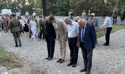 Uroczystości z okazji 106. rocznicy Bitwy Warszawskiej przy pomniku 28. Pułku Strzelców Kaniowskich w Wólce Radzymińskiej – wspólnie oddaliśmy hołd bohaterom - fot UGN