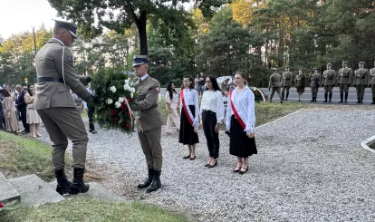 Uroczystości z okazji 106. rocznicy Bitwy Warszawskiej przy pomniku 28. Pułku Strzelców Kaniowskich w Wólce Radzymińskiej – wspólnie oddaliśmy hołd bohaterom - fot UGN