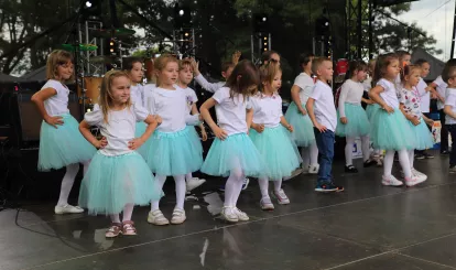 Występy sceniczne przedszkolaków podczas Święta Gminy Nieporęt.